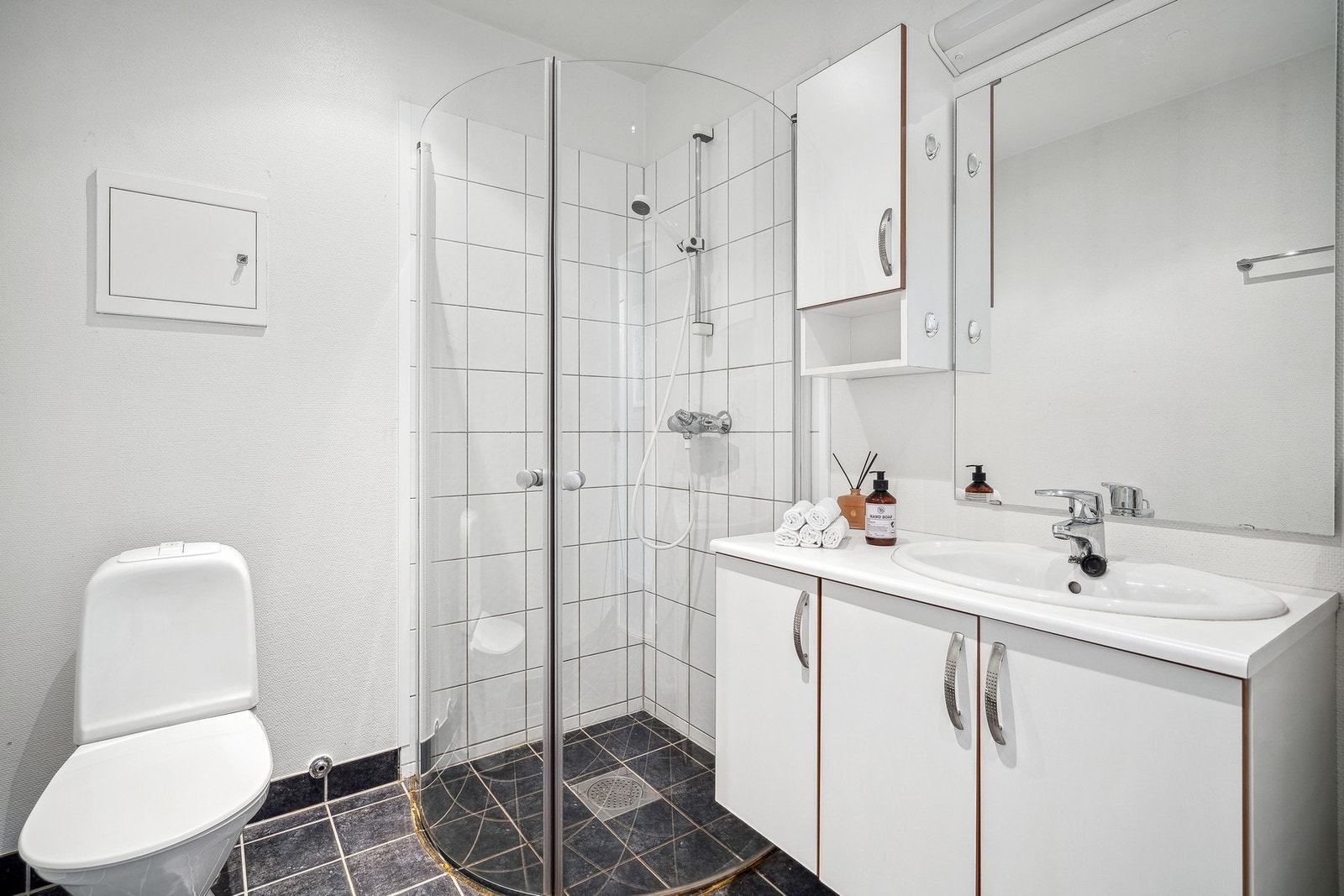 Badet er lyst med flislagt gulv. Galleribilde