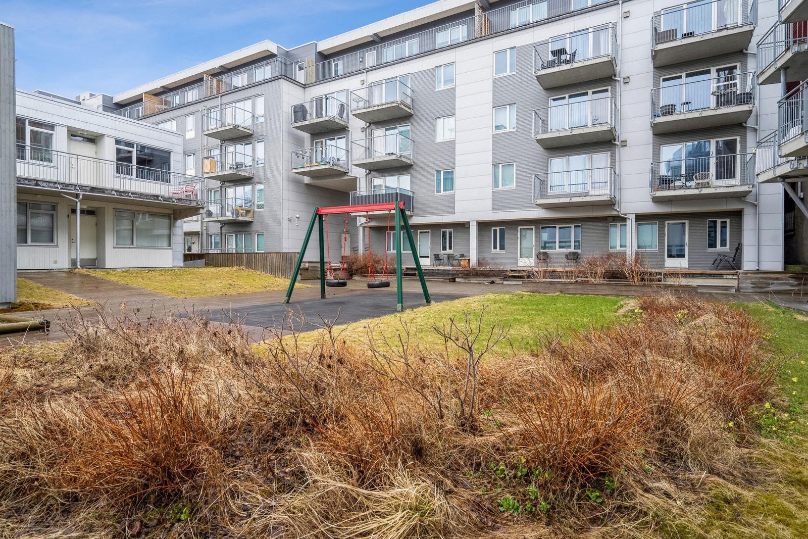 Koselige uteområder med grøntareal og en liten lekeplass. Galleribilde