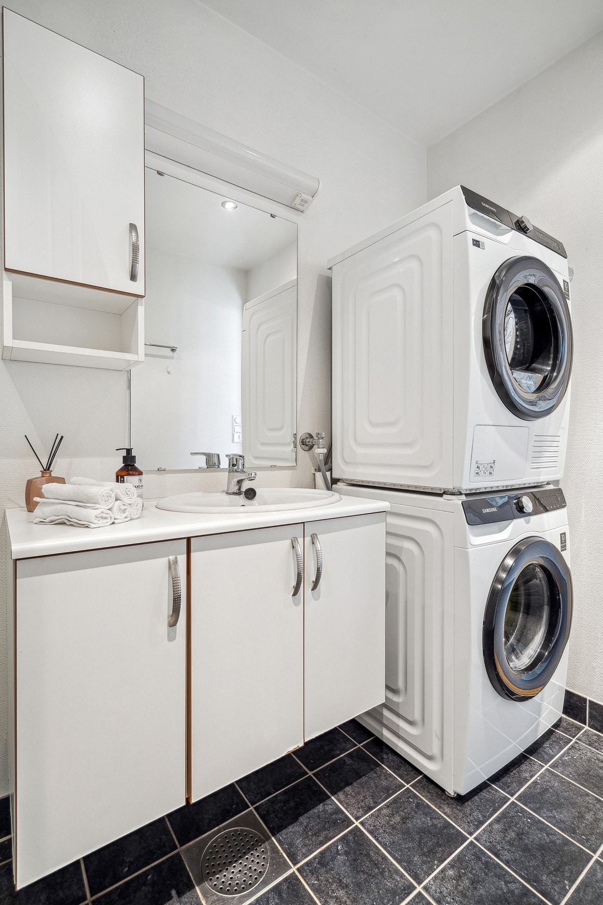 Tidløs baderomsinnredning med nedfelt servant. Galleribilde