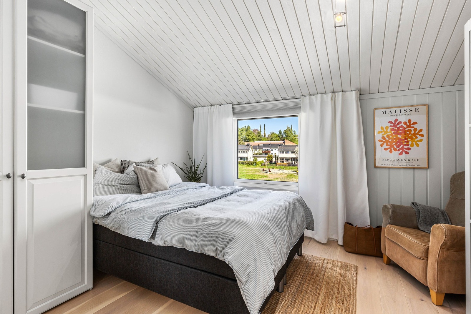 Huset har per i dag to soverom, dette er på 15,3 m² og har god plass til dobbeltseng og oppbevaringsmøbel. Galleribilde