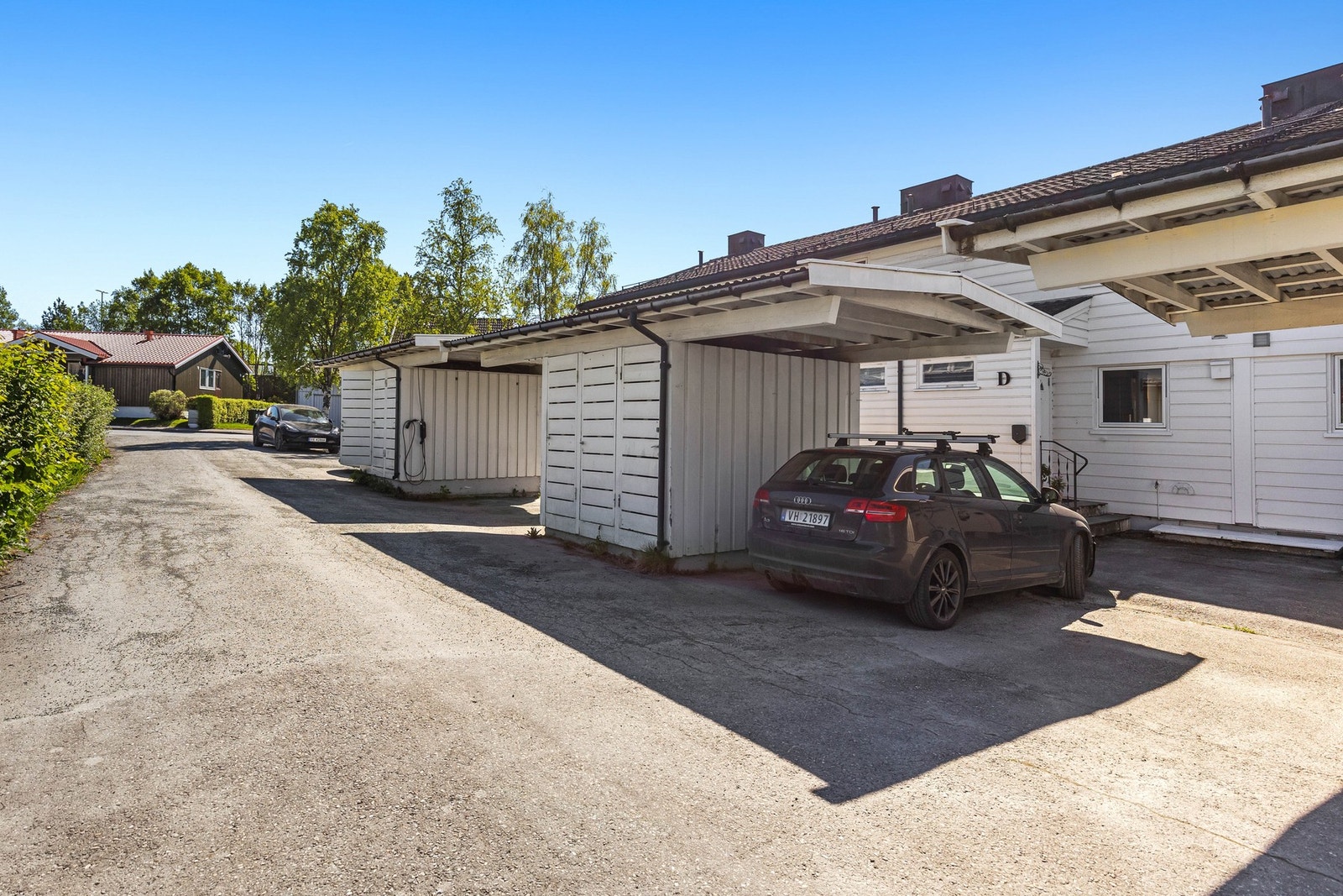 Med huset følger det en parkeringsplass i carport og tilhørende bod. Galleribilde
