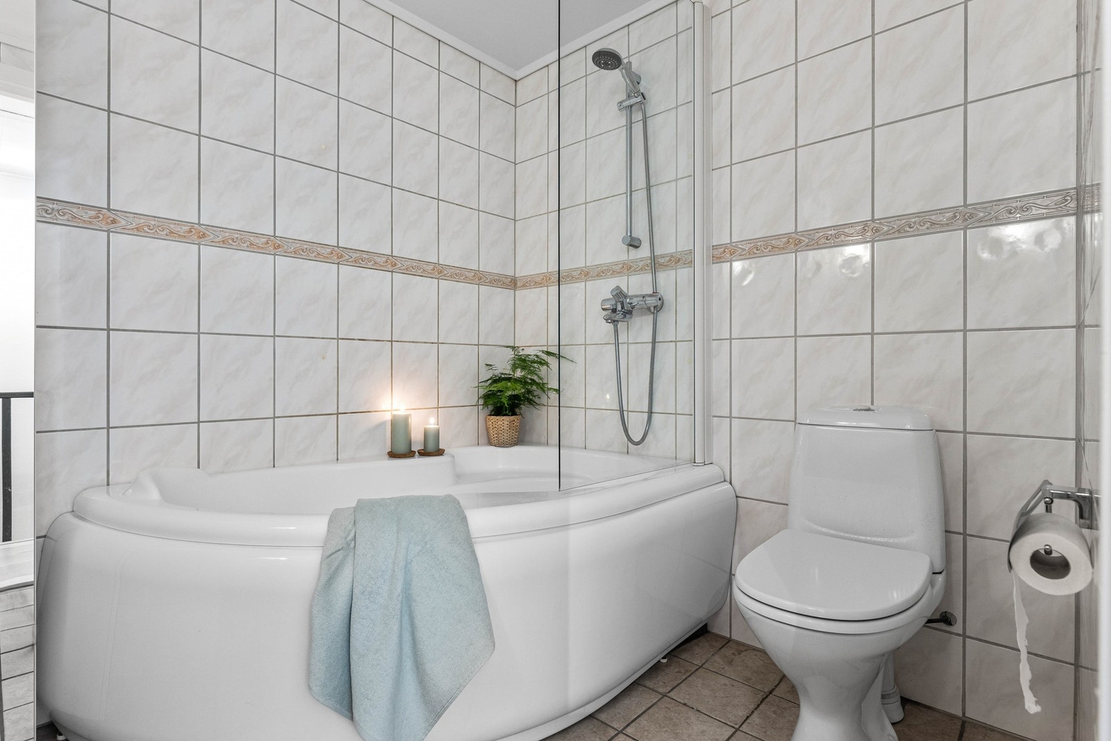 Badet er blant annet utstyrt med badekar. Galleribilde