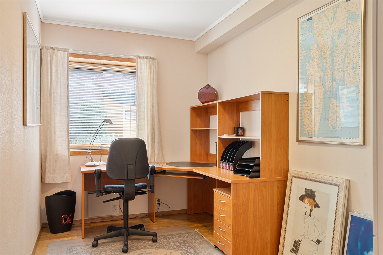 Soveværelse, brukt som kontor Galleribilde