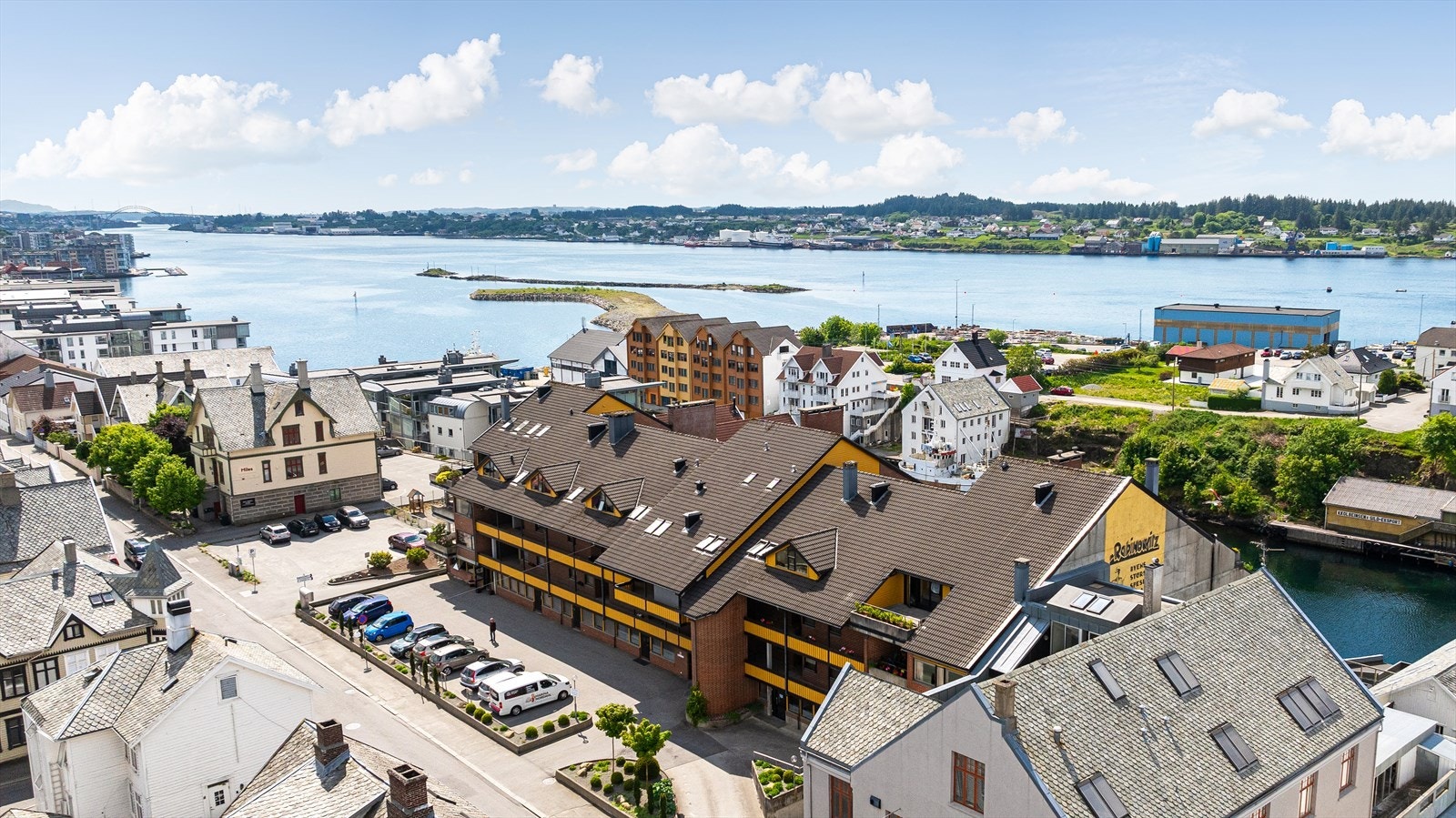 Bilde av byggets østside, hvor du finner hovedinngangen. Denne ligger i byggets 5. etasje. Parkeringsanlegg ligger i byggets fjerde etasje. Galleribilde