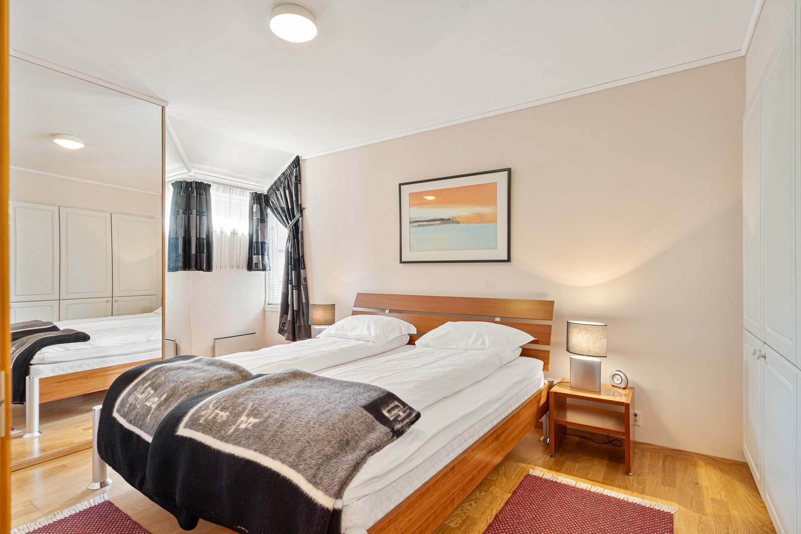 Soveværelse med praktisk garderobeløsning Galleribilde