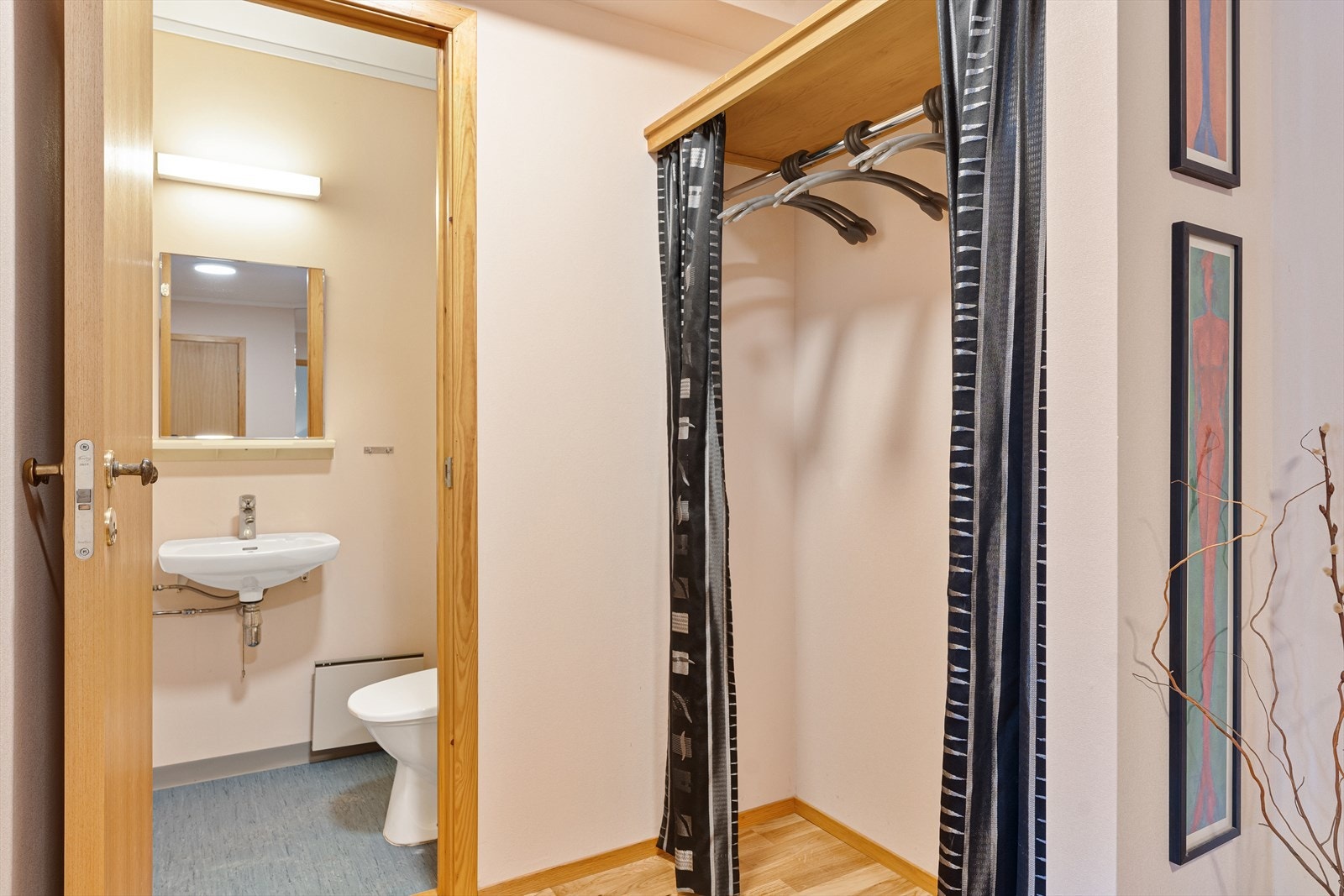 Garderobeoppheng samt adkomst til gjestetoalett Galleribilde