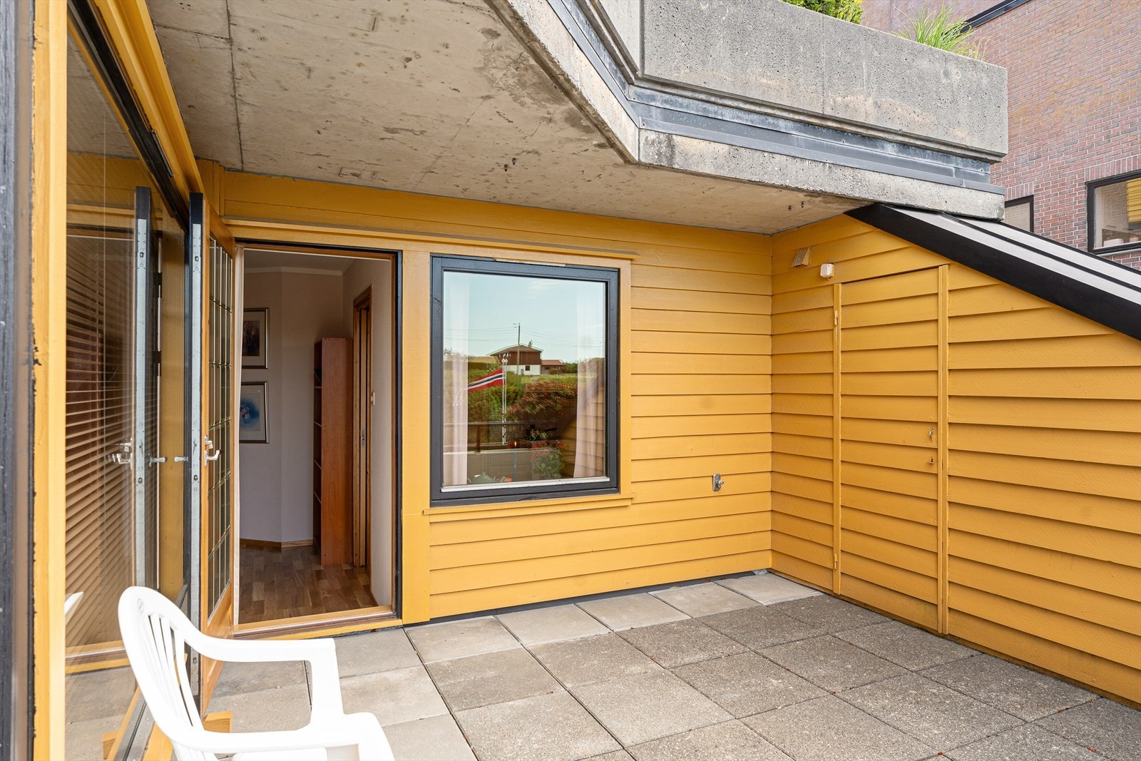 Terrasse med bod Galleribilde