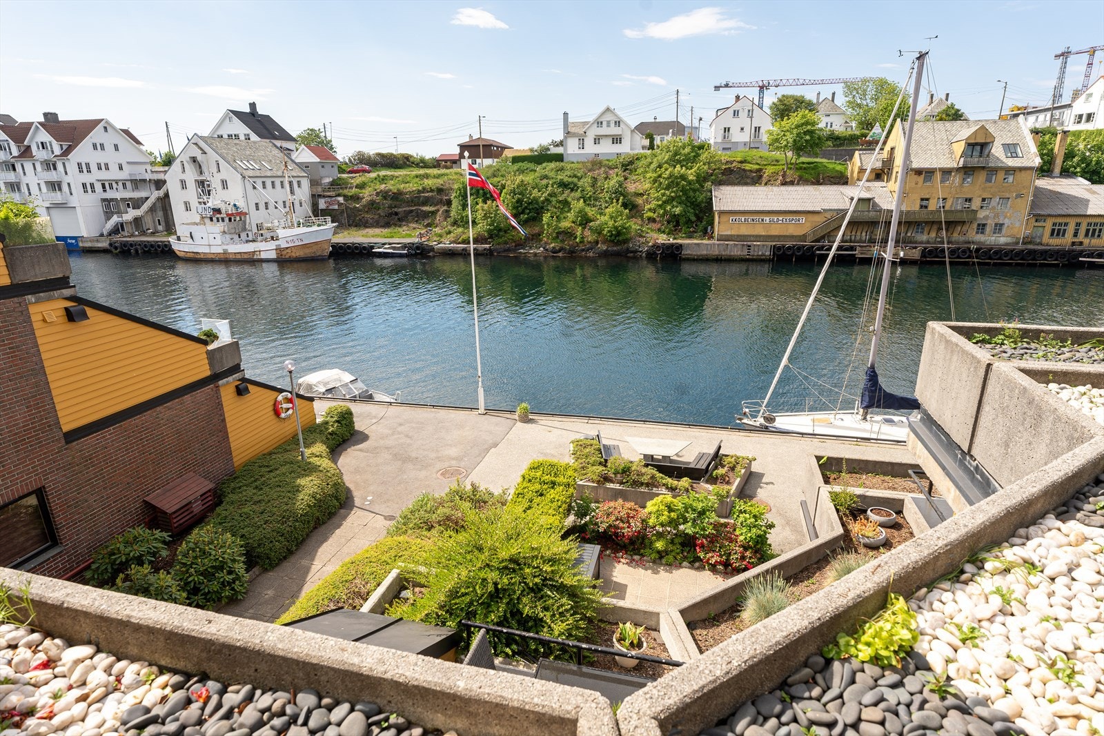 Utsikt ned mot sameiets flotte fellesområder Galleribilde