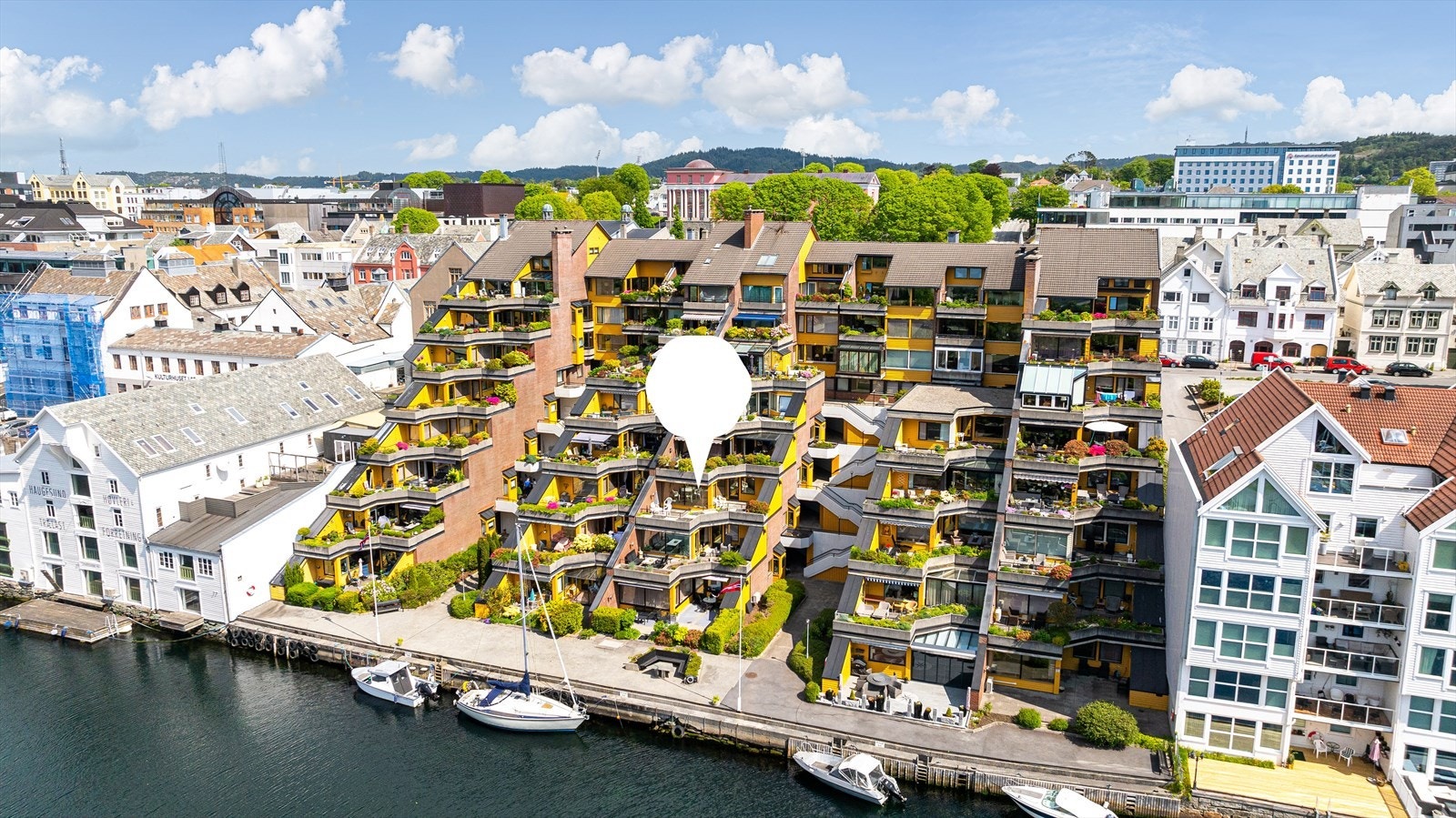 Leiligheten ligger i byggets tredje etasje, og er syd/vest-vendt Galleribilde