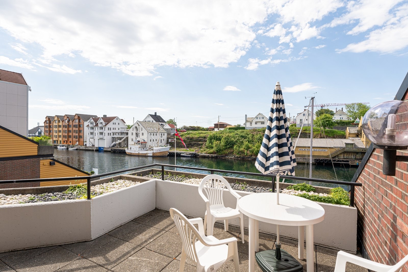 Nyt late sommerdager og følg med på båtene som seiler forbi. Galleribilde