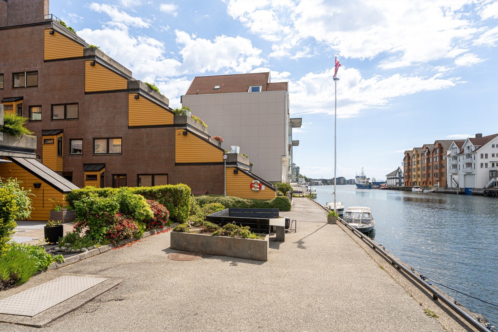 Sameiet har pent opparbeidet fellesområde på kaiplan og ved hovedinngangen, i 5. etasje. Galleribilde