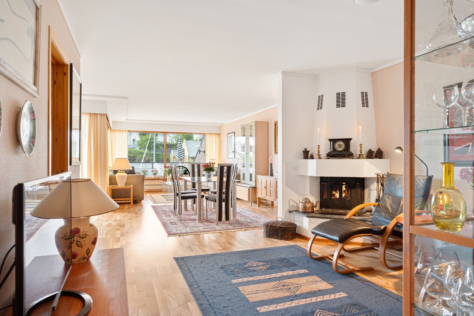 Stor stue med peisestue, spisestue, hall og salong, sammenhengende i ett rom. Galleribilde