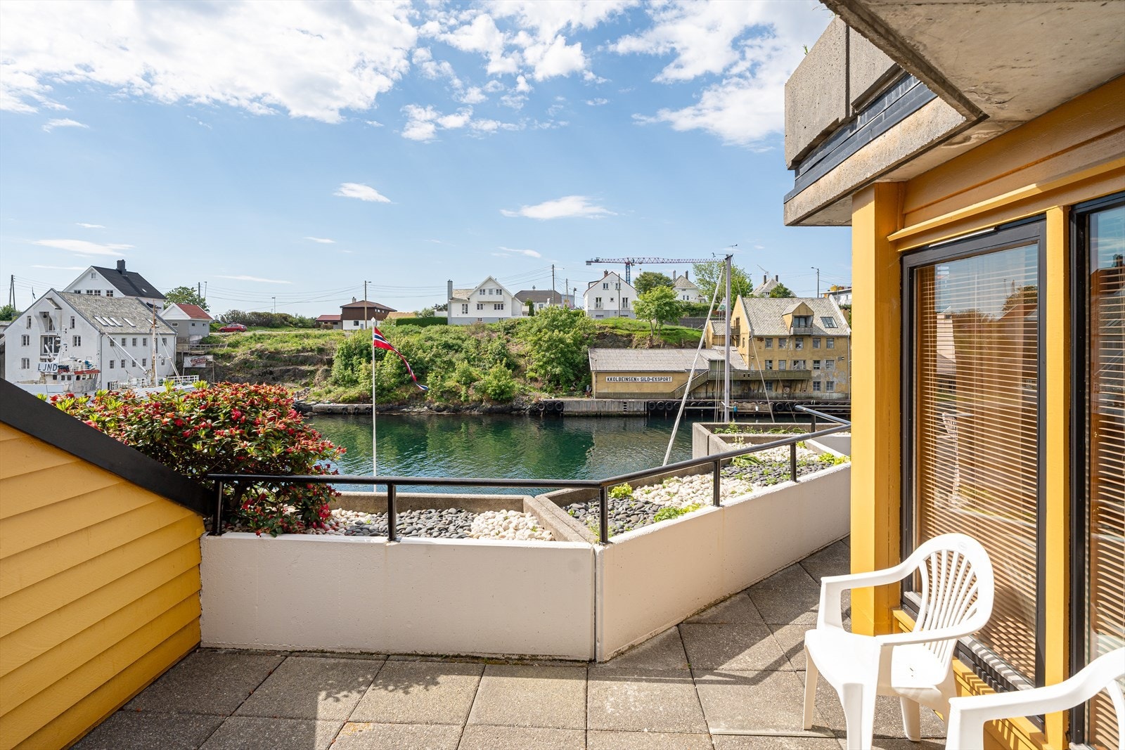 Stor syd/vestvendt terrasse med gode solforhold og nydelig utsikt Galleribilde