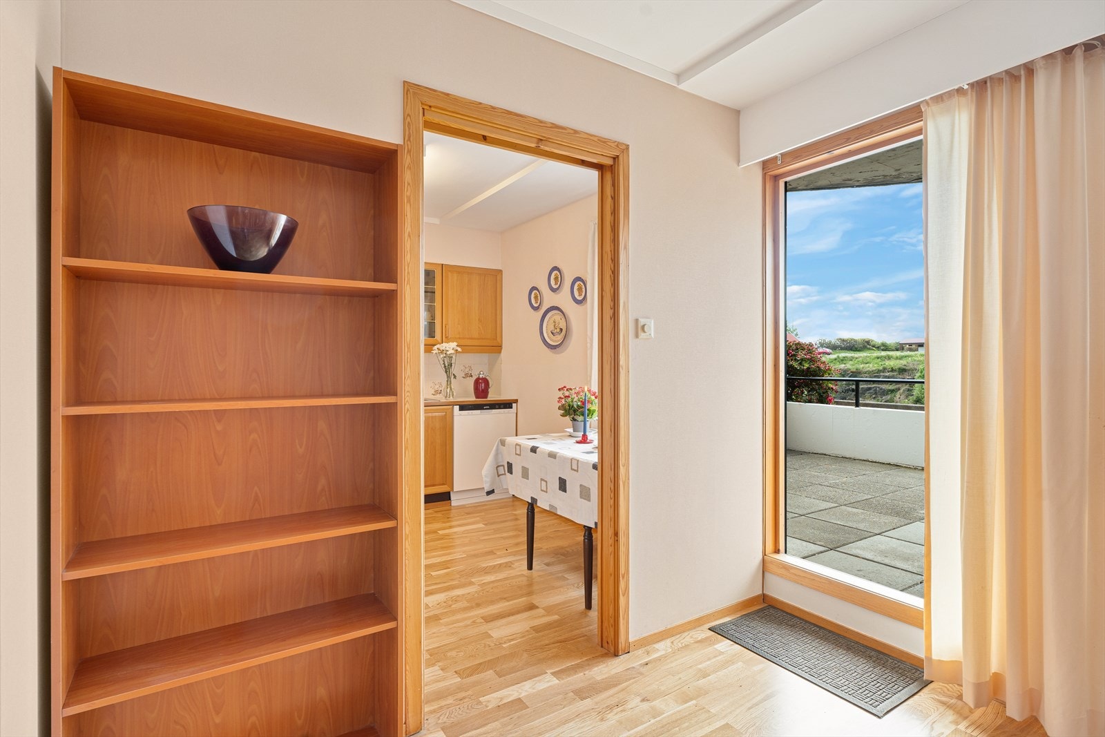 Adkomst til kjøkken og utgang til terrasse Galleribilde