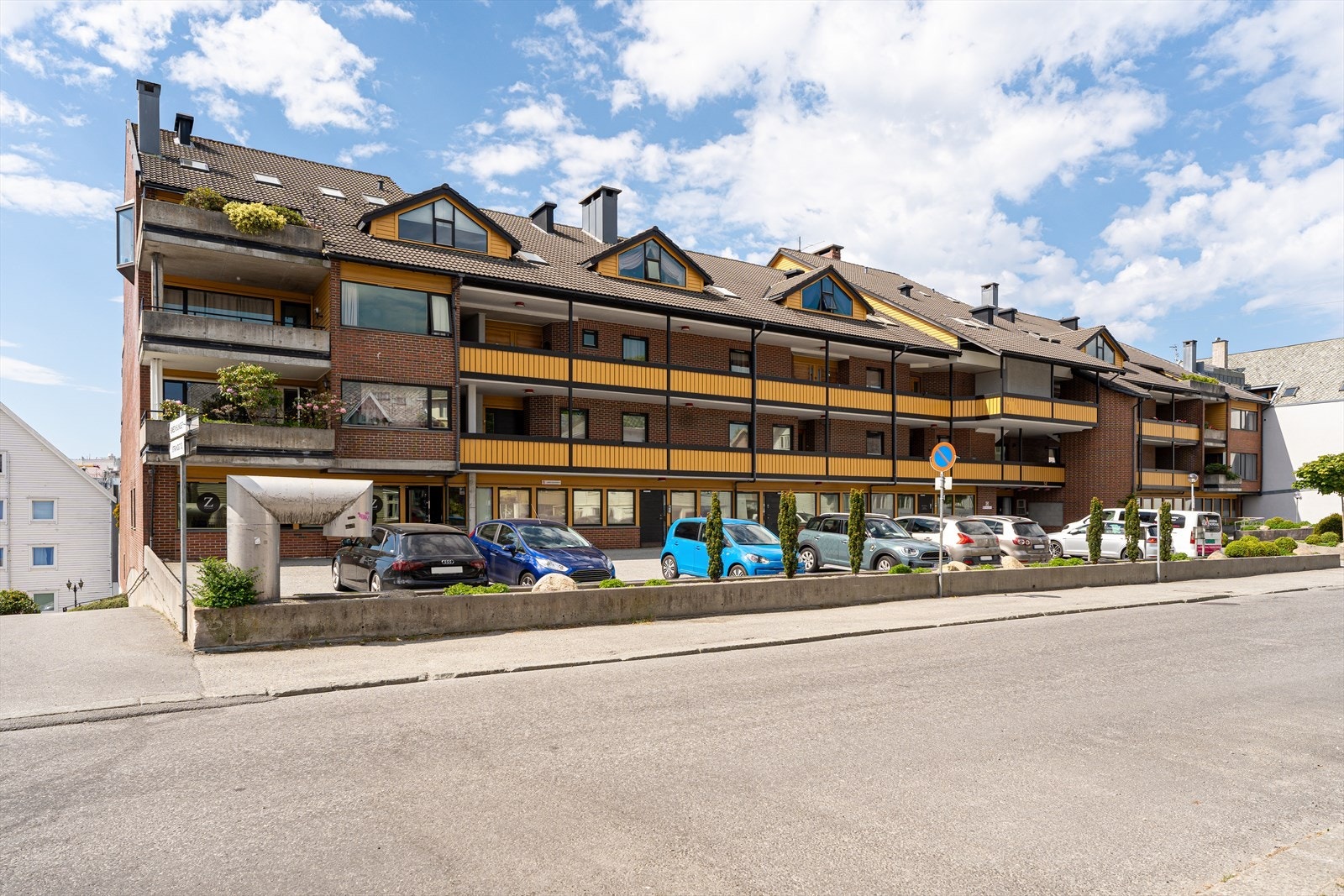 Bilde fra byggets østside, hvor man har inngang i 5 etasje. Parkeringsanlegget ligger i byggets fjerde etasje. Galleribilde