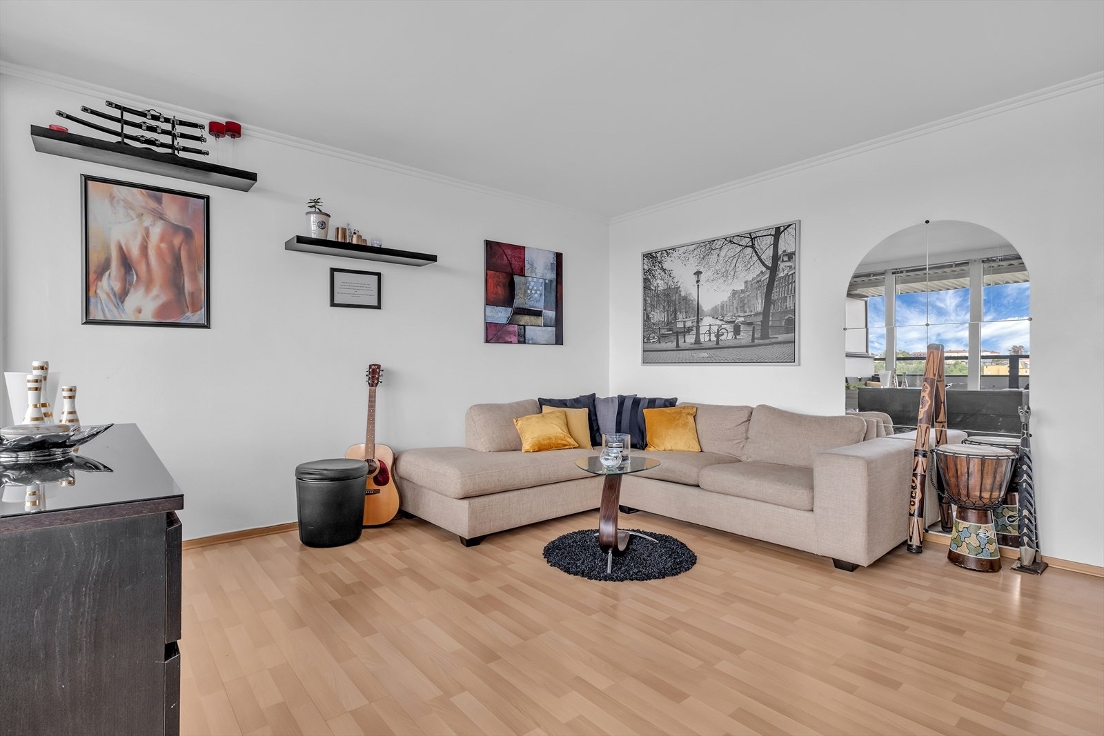 Boligen varmes opp med fjernvarme til radiator i leiligheten. Fjernvarmen og varmtvann ellers er inkludert i felleskostnadene. Galleribilde