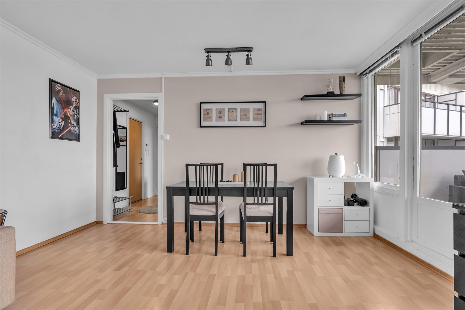 Lys og pen stue med god plass til sofa og tilhørende møblement. Galleribilde