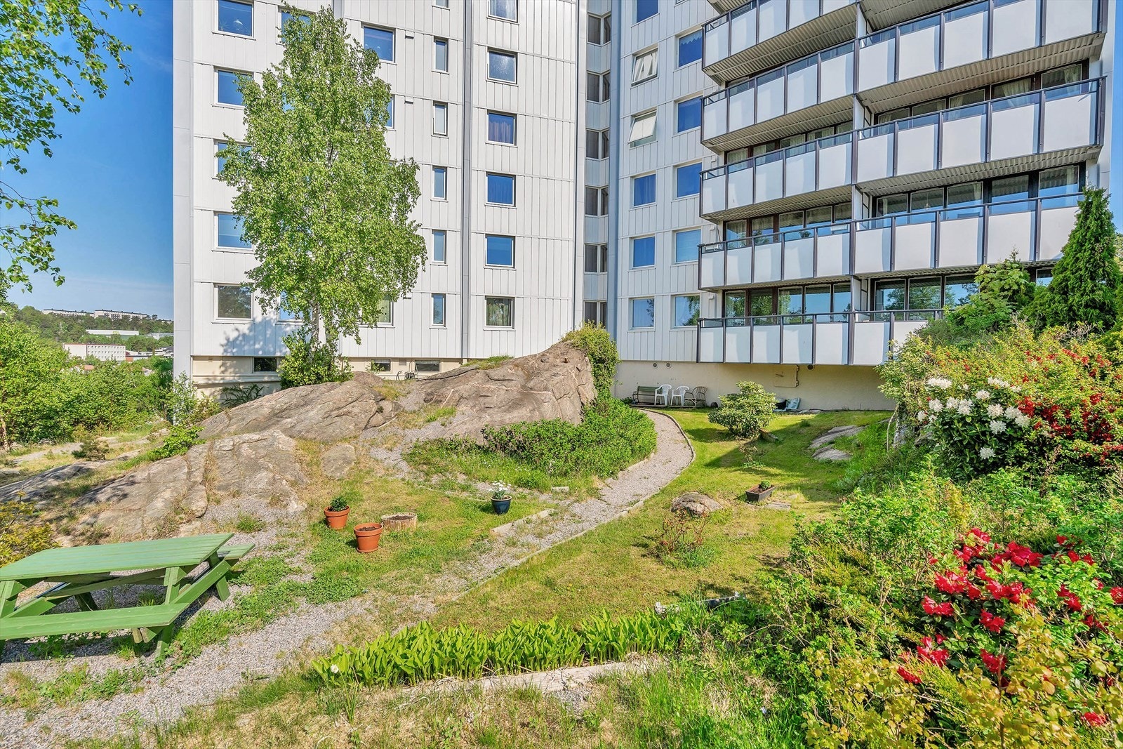 Leiligheten ligger i 9-etasje med heisadkomst. Galleribilde