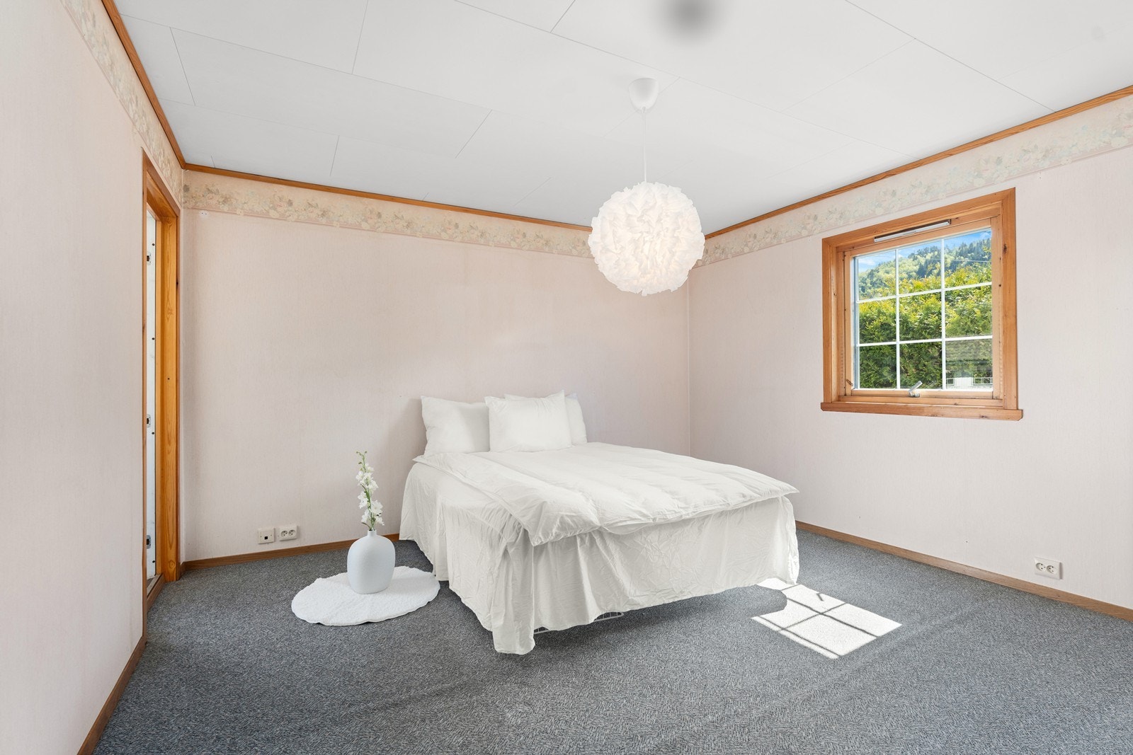 Stort hovedsoverom med utgang til bakgården. Galleribilde