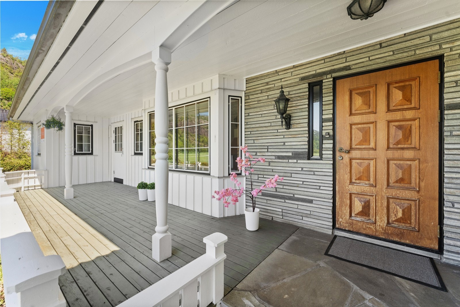 Inngangsparti med overbygd veranda. Galleribilde