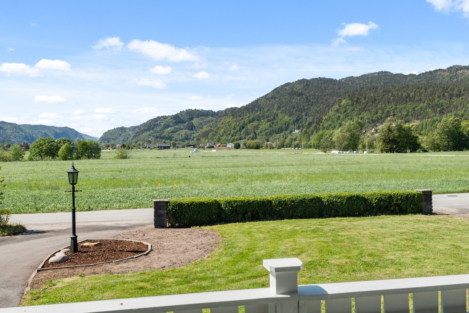 Utsikt utover Øyesletta fra verandaen. Galleribilde