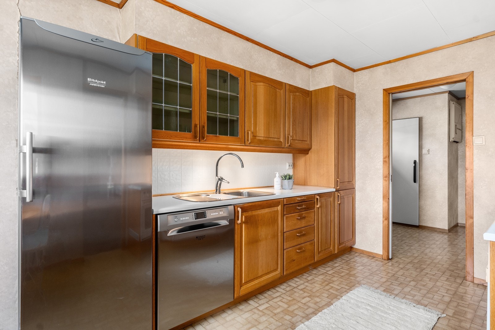 Kjøkken med tilhørende matbod og kjølerom. Galleribilde