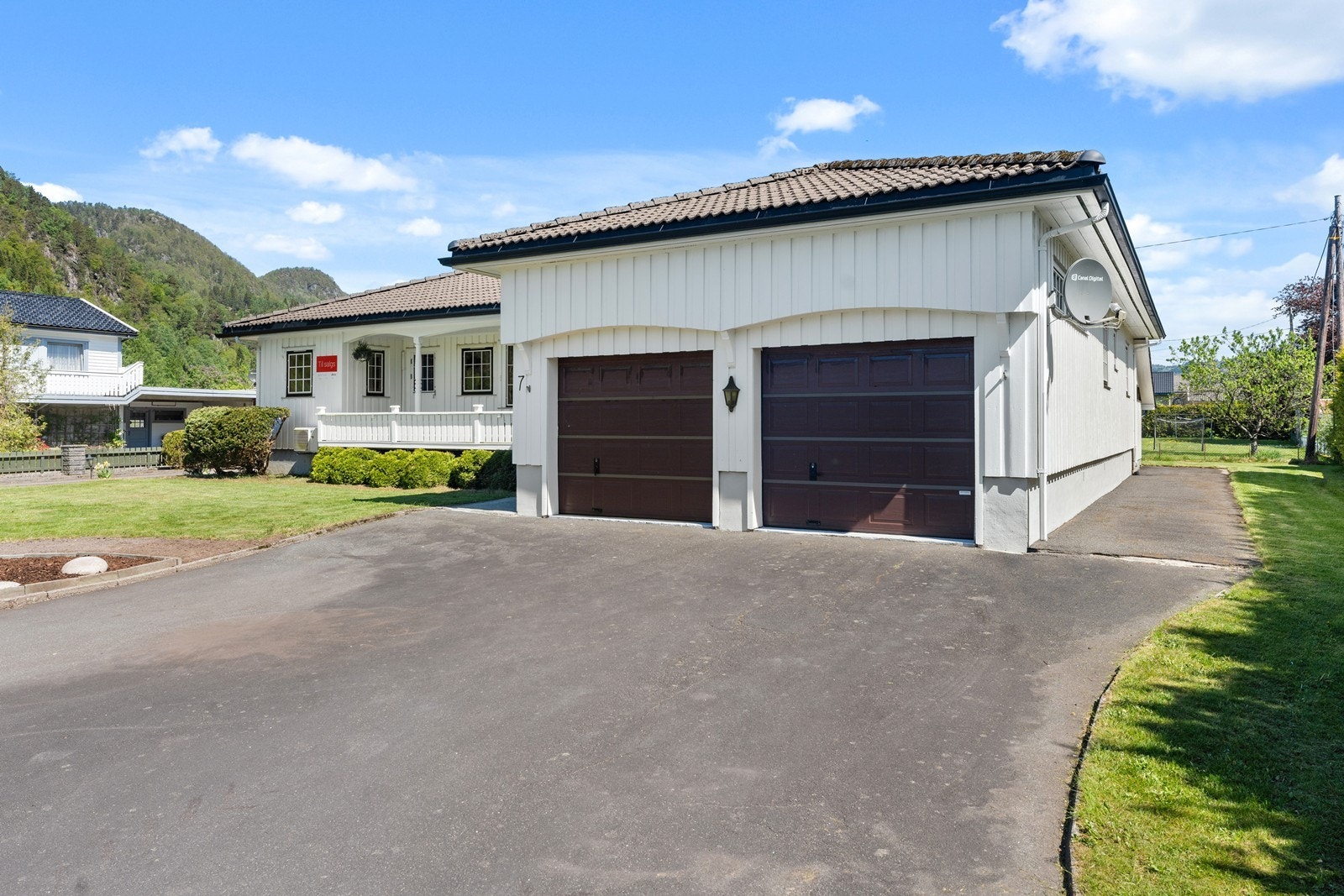 Dobbel garasje og stort gårdsrom. Galleribilde