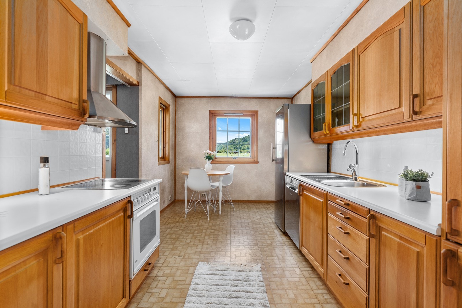 Plass til et lite spisebord i enden av kjøkkenet. Galleribilde