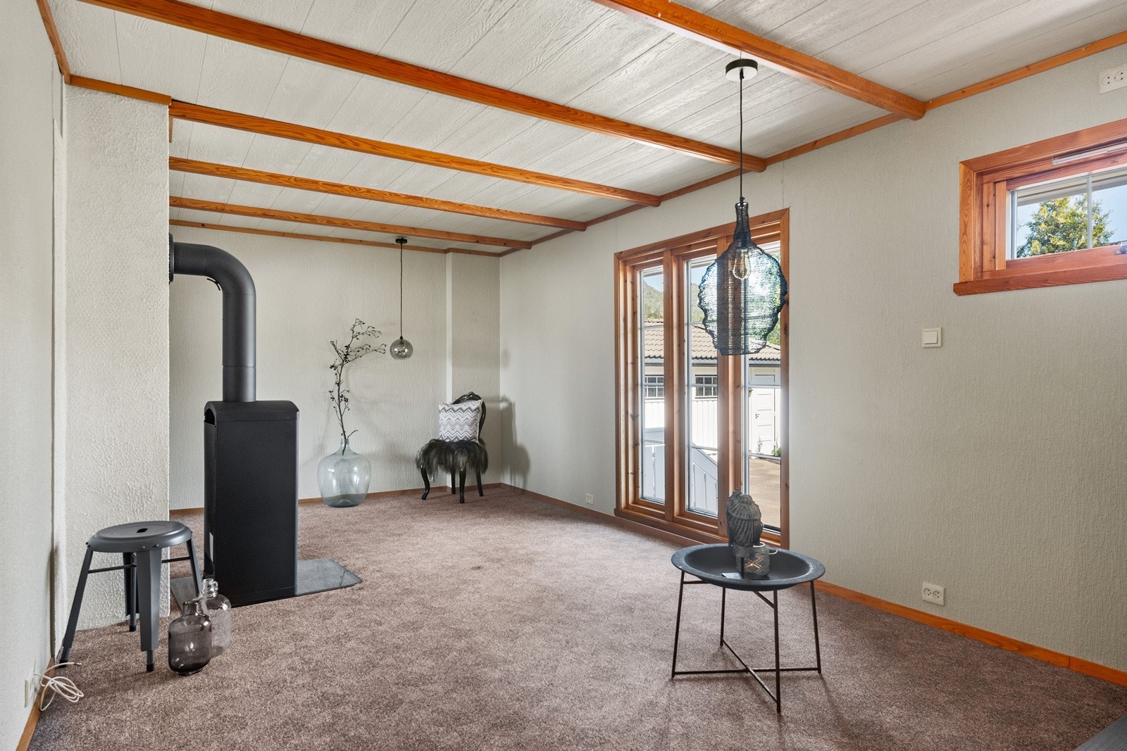 Tv- stue med vedovn Galleribilde