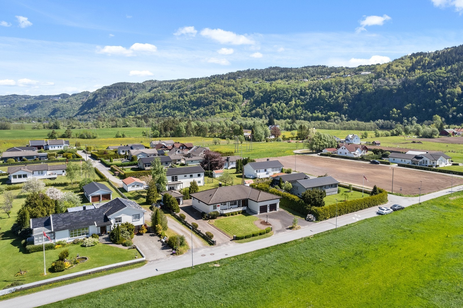 Boligen ligger i tilknytning til et veletablert boligfelt på Øye. Galleribilde