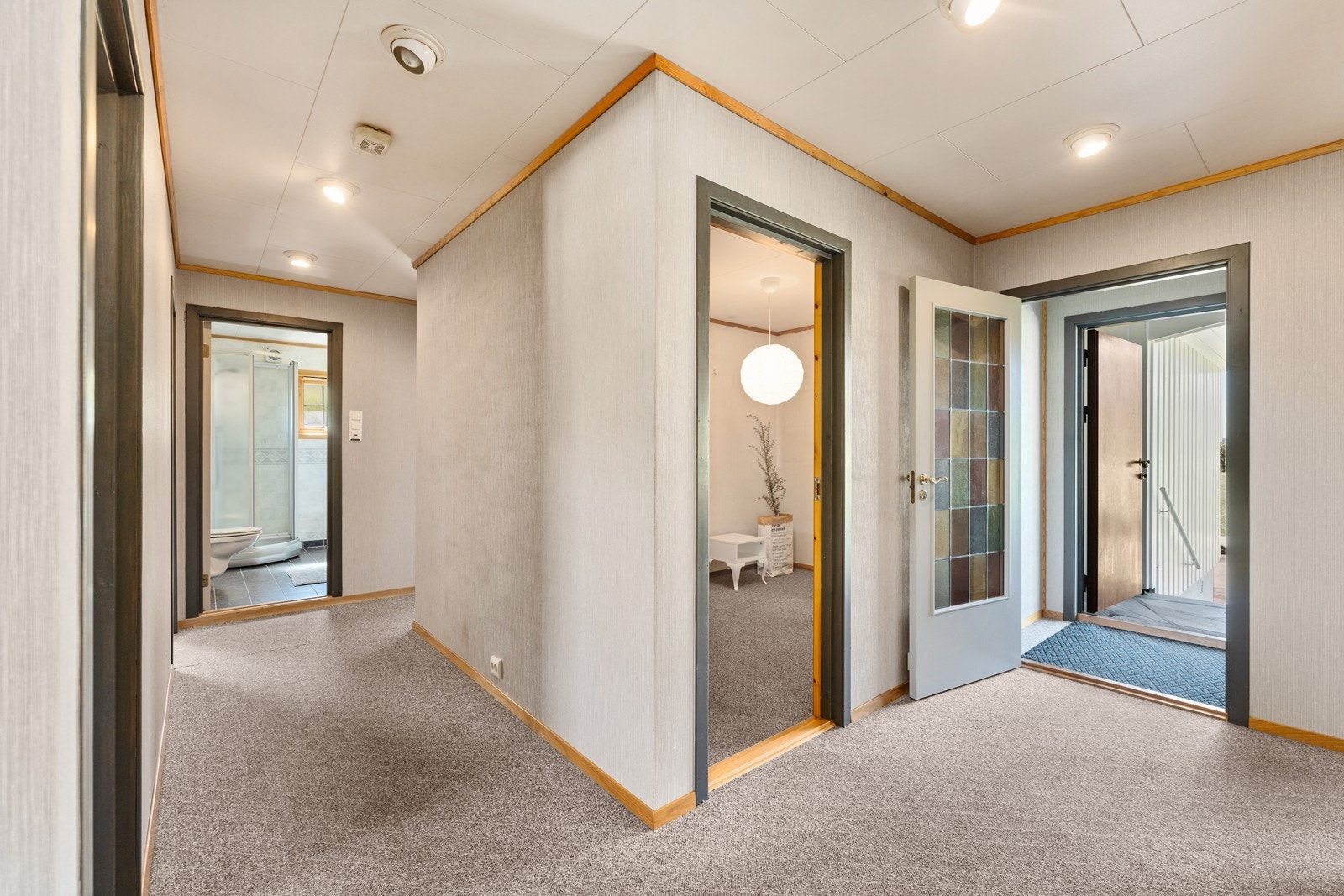 Fra inngangsparti mot kontor/ garderoberom og bad/ wc. Galleribilde