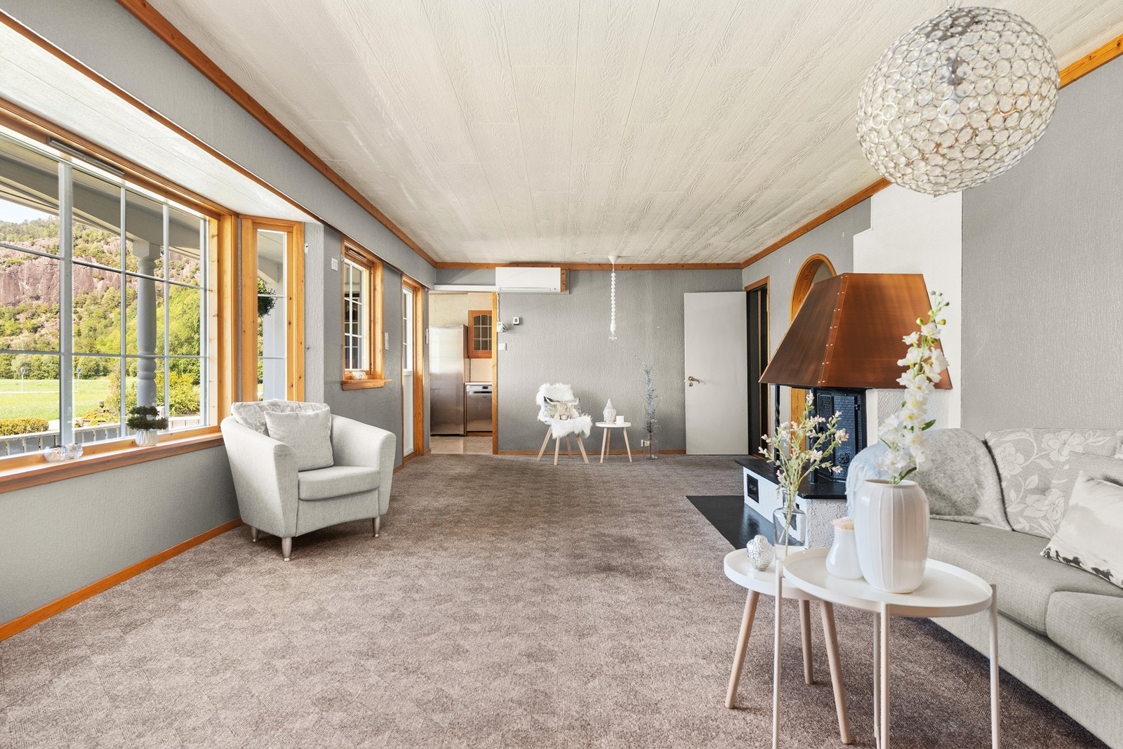 Stor stue med peis og varmepumpe. Galleribilde