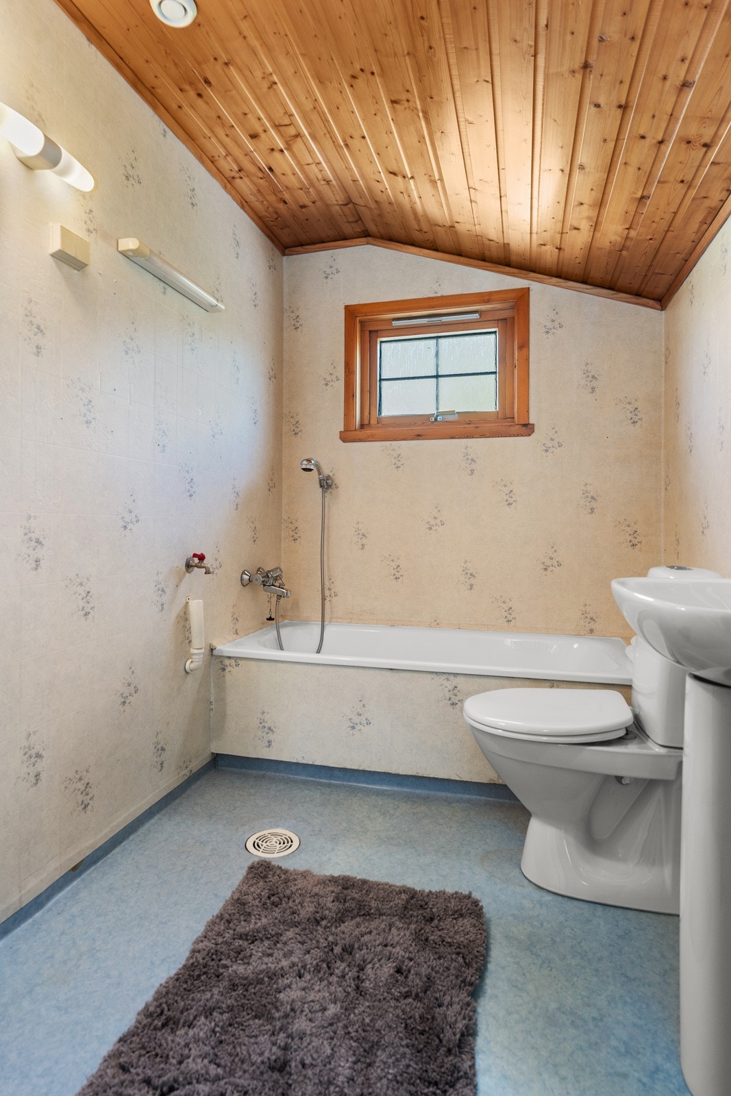 Badet er fra omkring 1990 da boligen ble totalt ombygd og renovert. Galleribilde