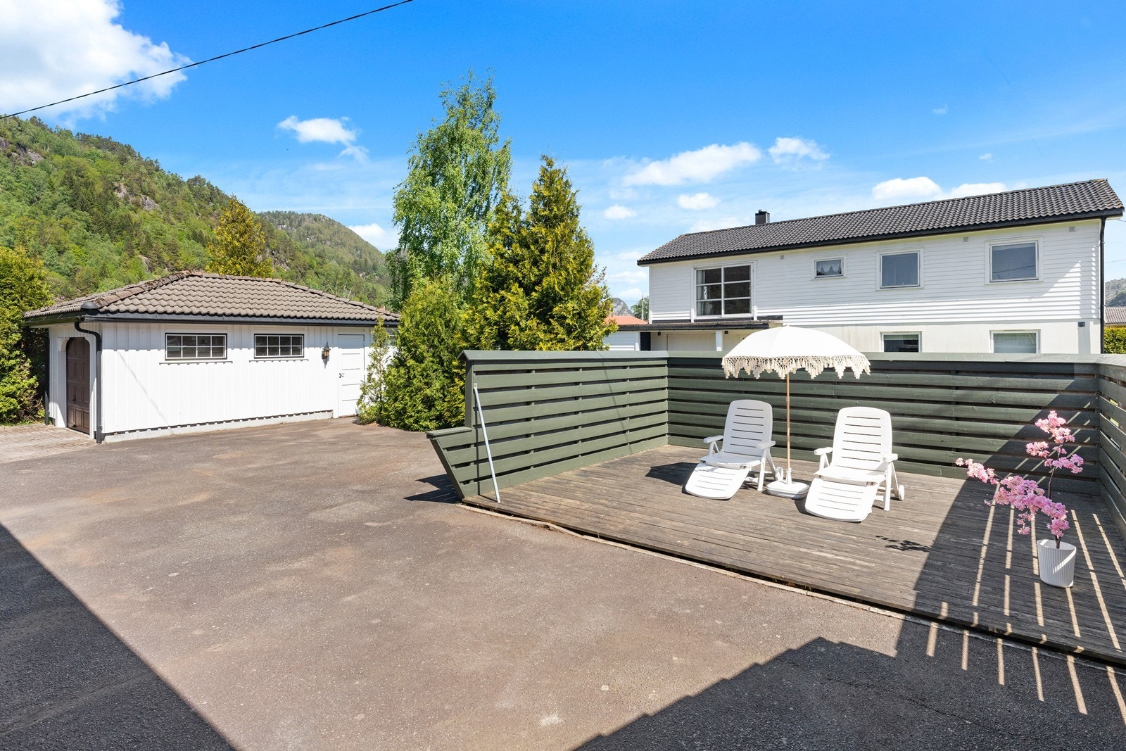 Lun og koselig bakgård. Her er også en frittstående garasje og carport. Galleribilde