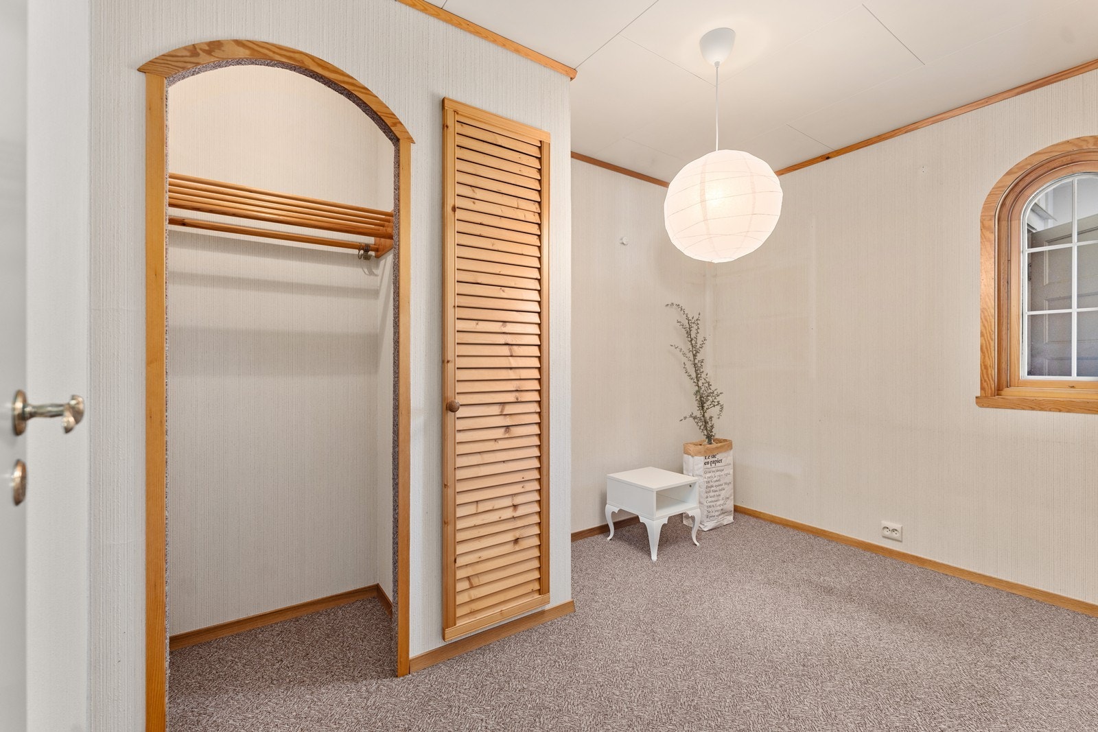 Garderoberom/ kontor. Galleribilde