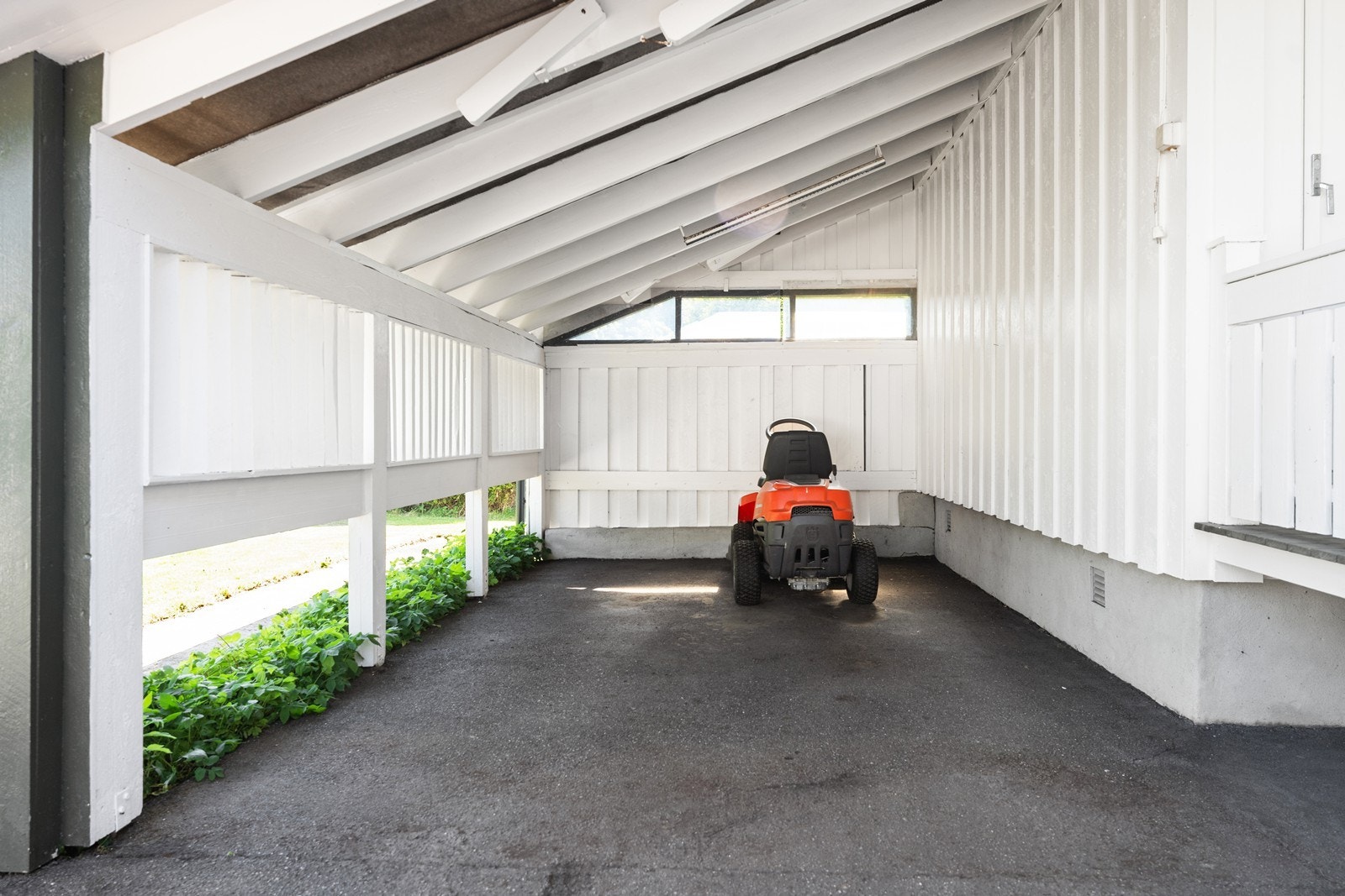 Carport på baksiden av boligen. Galleribilde