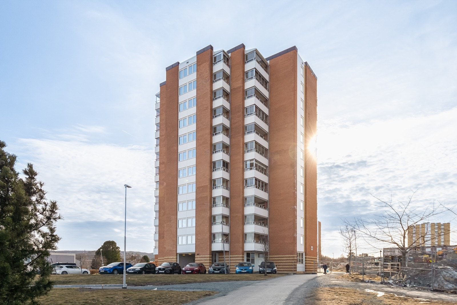 Det bygges for tiden et parkeringshus i nærområdet, hvor denne leiligheten får tildelt fast biloppstillingslass og bod, i tillegg til bod som allerede er i dette byggets underetasje. Galleribilde