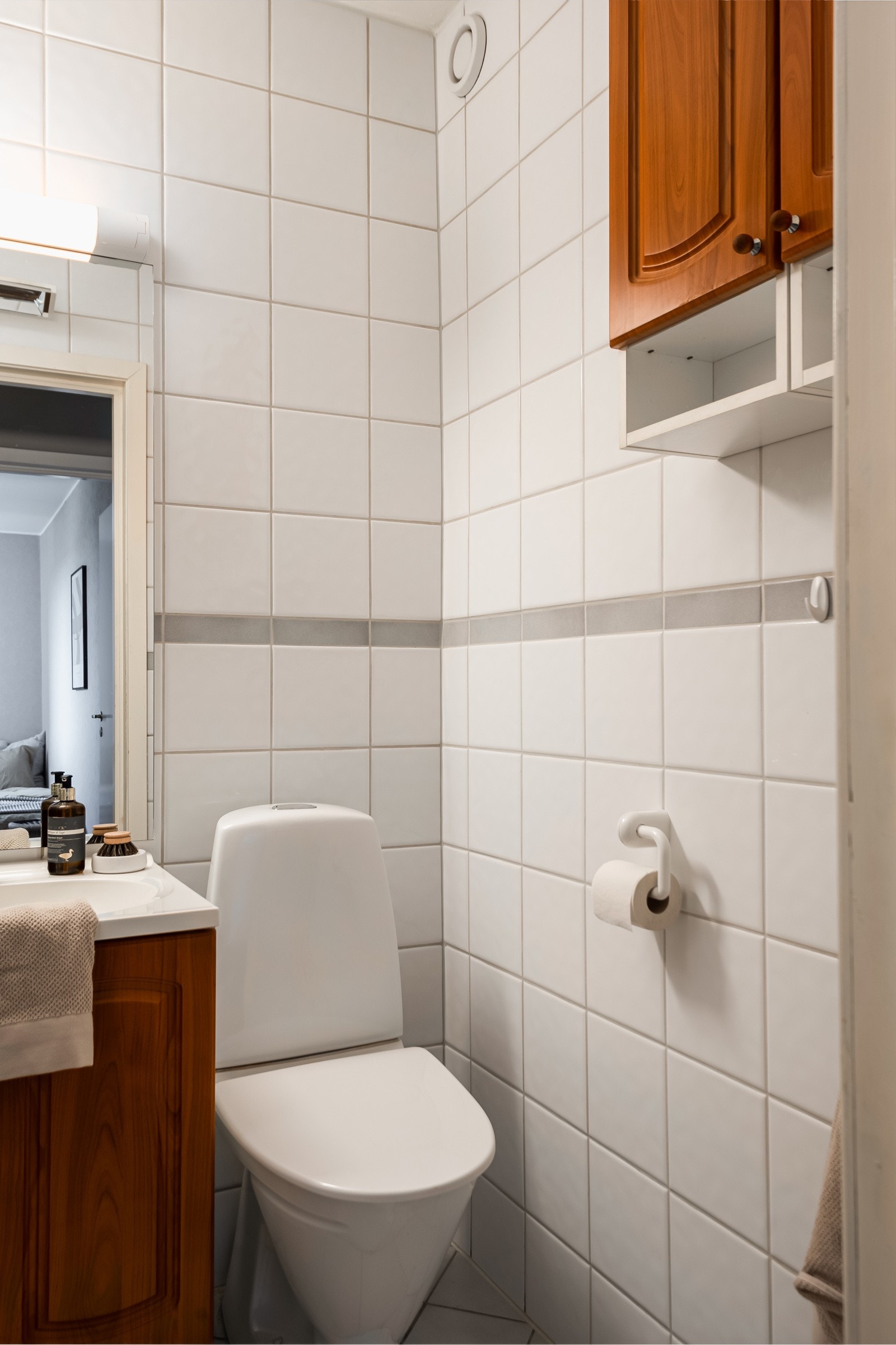 Av utstyr finnes dusjsone, innredning med servant, gulvmontert toalett og opplegg for vaskemaskin. Ingen avvik med vanntrykk eller avrenning i servant eller dussjone. Galleribilde