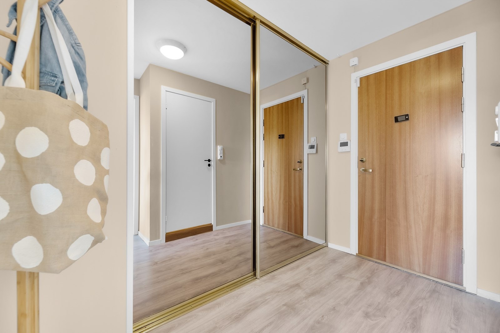 Her trer du inn i åpen og innbydende entré med plass til skoskap og oppheng Galleribilde