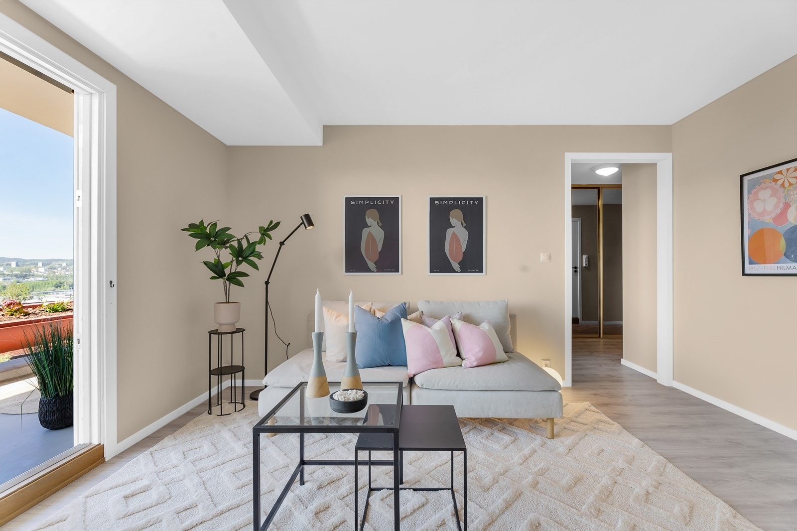 Overflatene er malt i duse og behagelige farger og gulvet er belagt med laminat Galleribilde