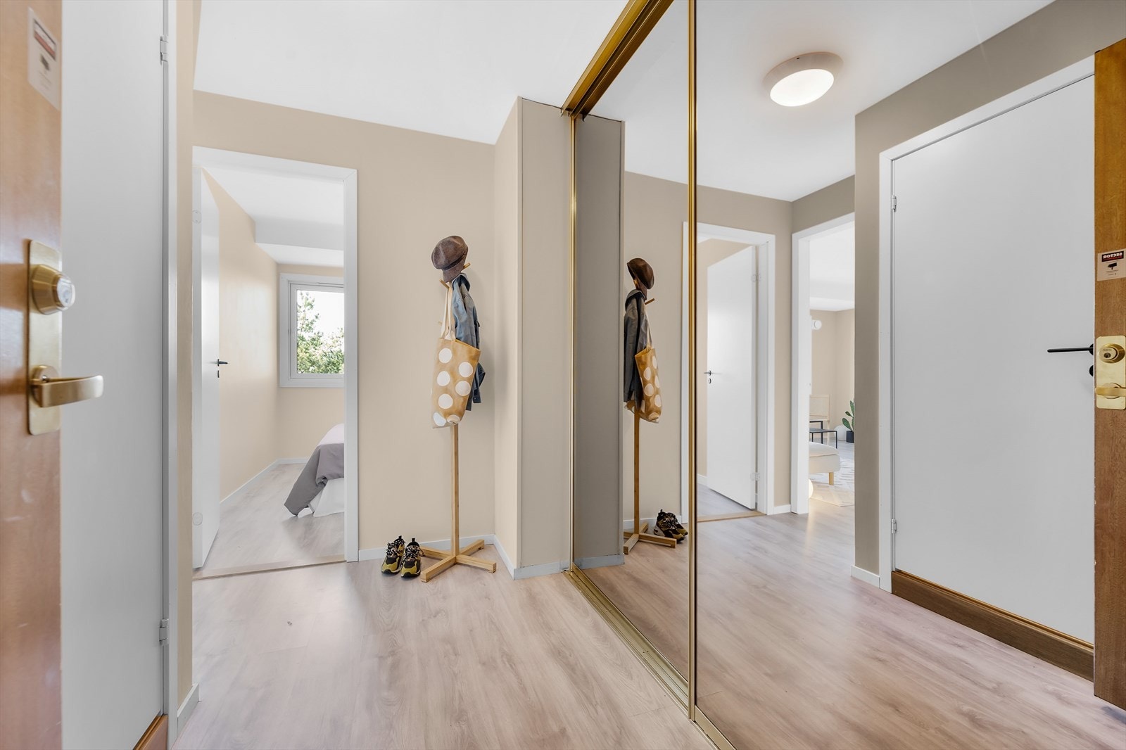 Det medfølger en stor plassmontert skyvedørsgarderobe med speilflater Galleribilde
