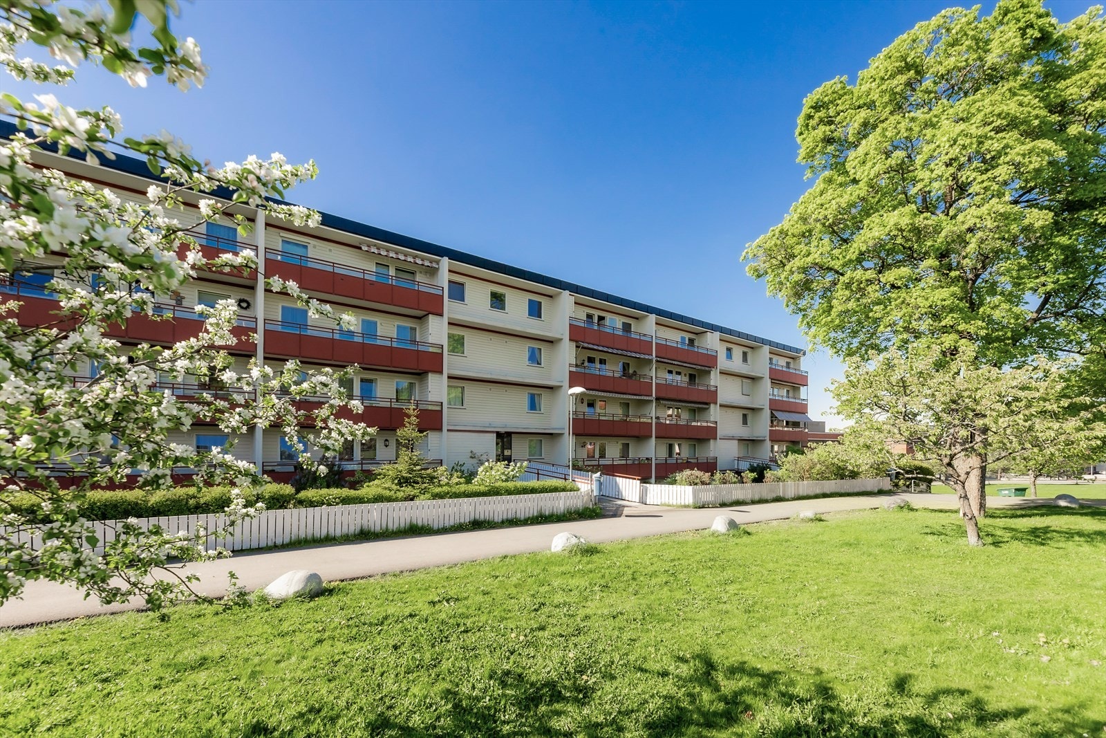 Borettslaget ligger i hjertet av Lindeberg med kun ett minutts gange til Lindeberg senter med bl.a. matbutikk, frisør, pizzeria/sportspub, apotek, hudpleie, lege og tannlege, samt buss- og T-baneforbindelse Galleribilde