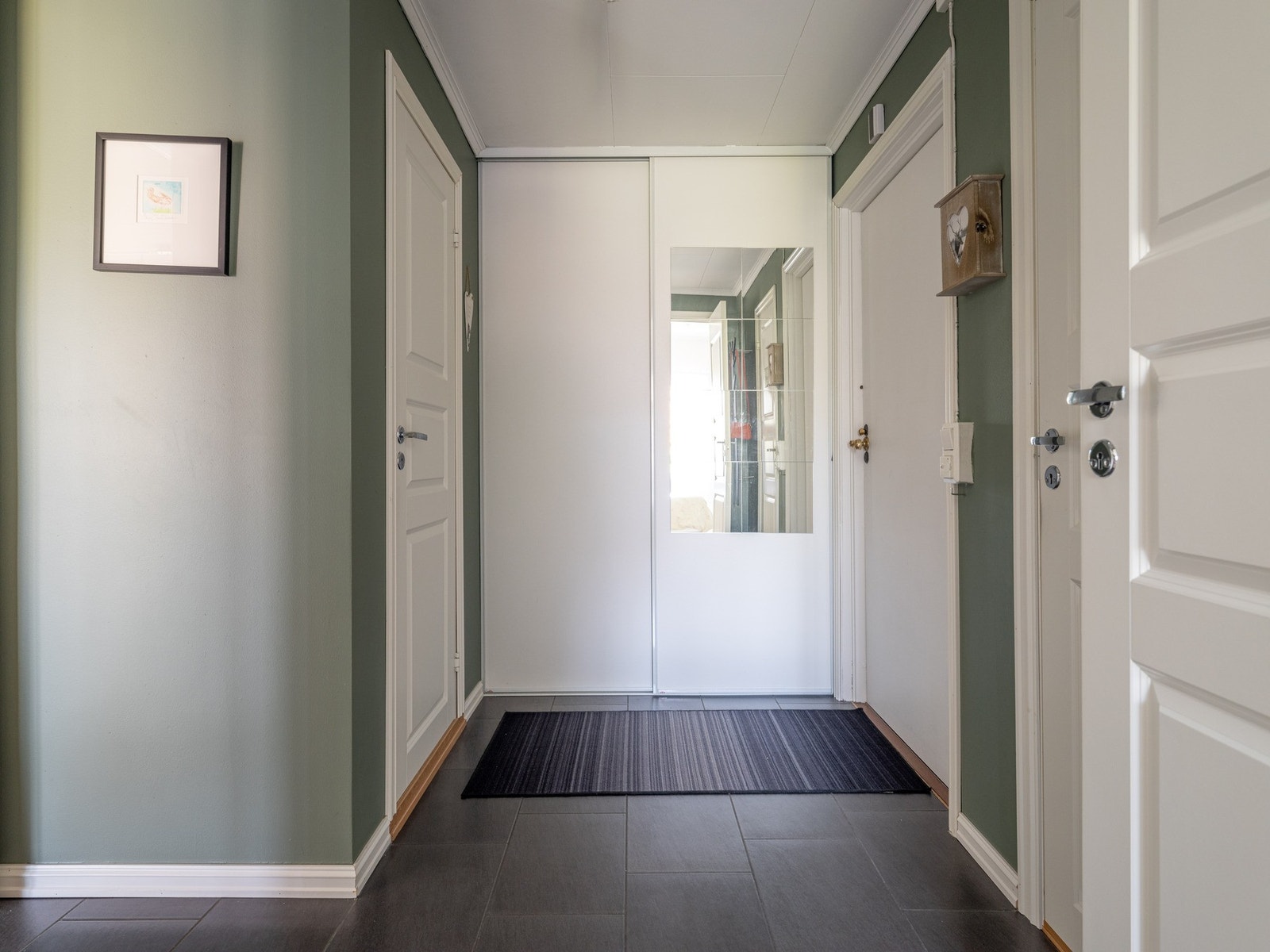 Velkommen inn! Praktisk skyvedørsgarderobe for å henge fra seg klær og sko. Galleribilde
