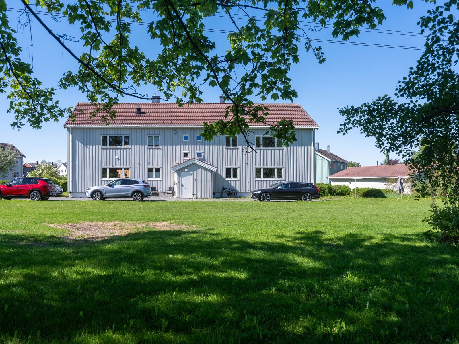 Parkering utenfor boligen. Garasje søkes. Galleribilde