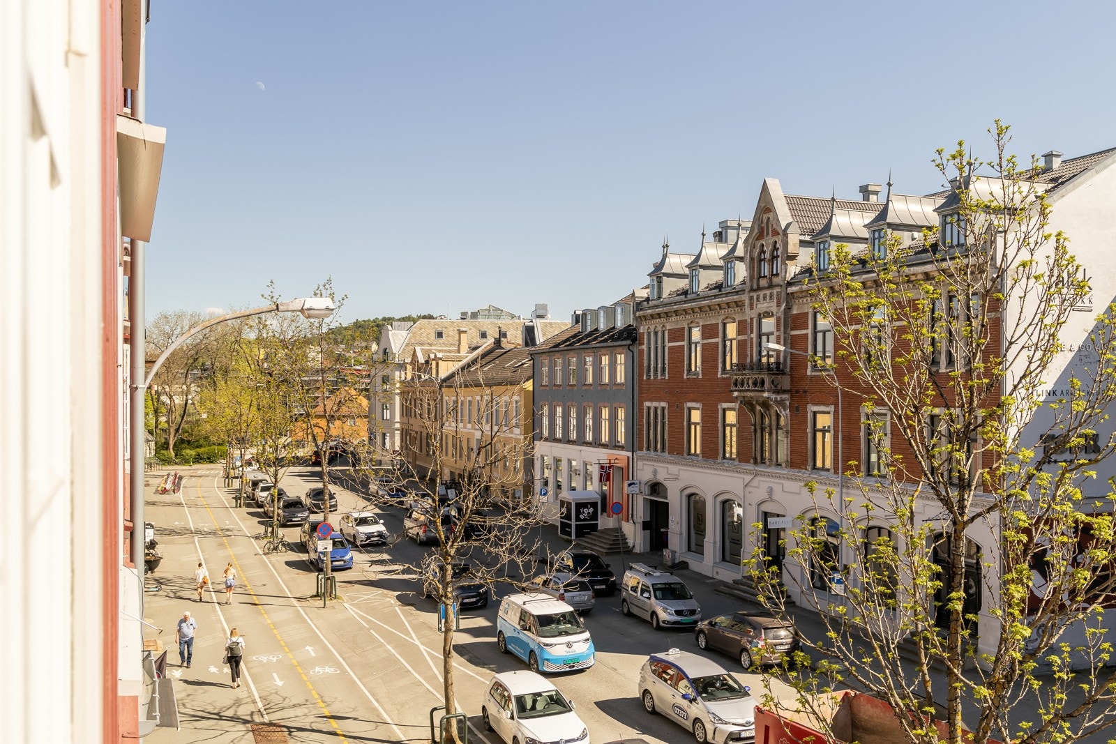 Fra eiendommen er det knappe 5 min gange til Torget, Solsiden og Bakklandet, og man når BI og NTNU på sykkel på 5-10 min. Galleribilde