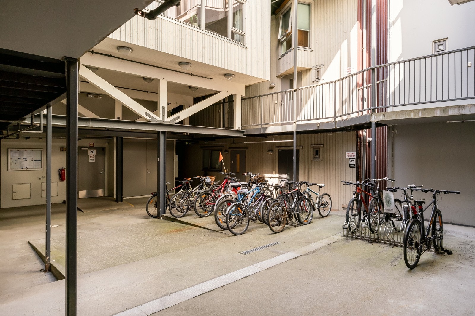 Felles bakgård med bl.a. sykkelparkering. Galleribilde