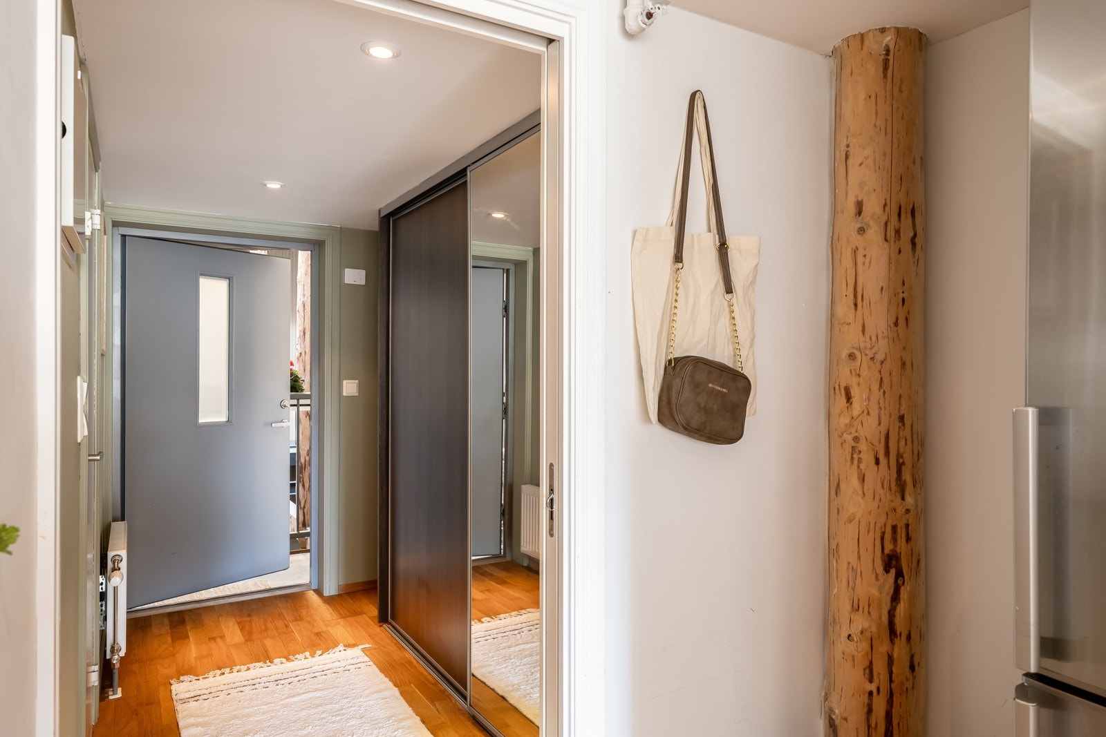 Praktisk og innbydende entré med utstrakt skyvedørsgarderobe med god lagringskapasitet. Galleribilde