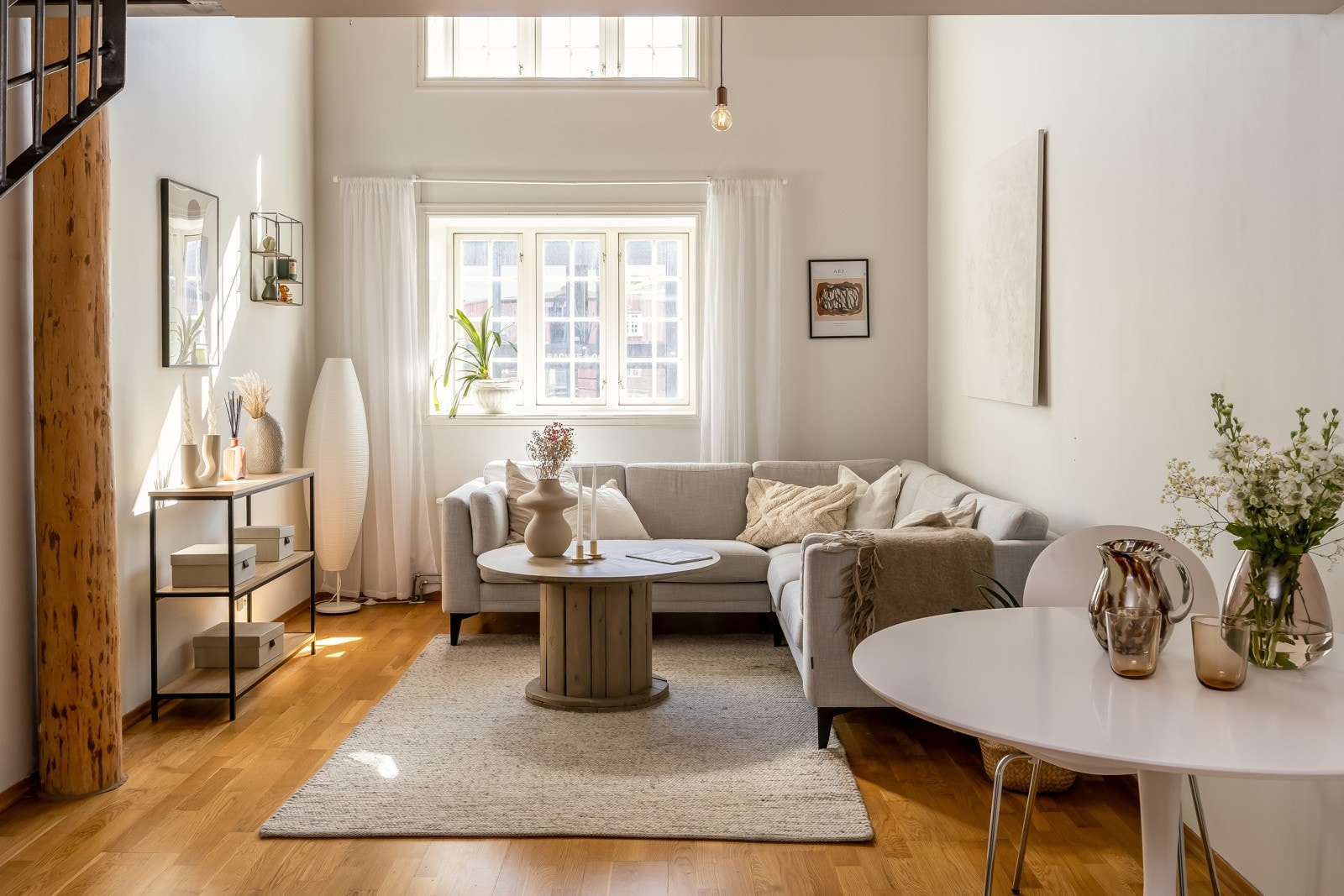 Nydelig stue tilknyttet kjøkkenet i åpen løsning, og med naturlig plass for både spisebord og sofa-avdeling. Galleribilde