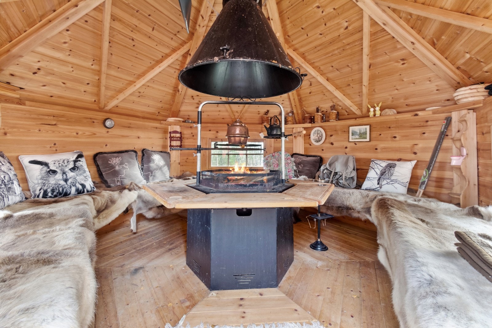 Koselig grillhytte/uthus med ildsted, bygd i 2007. Galleribilde