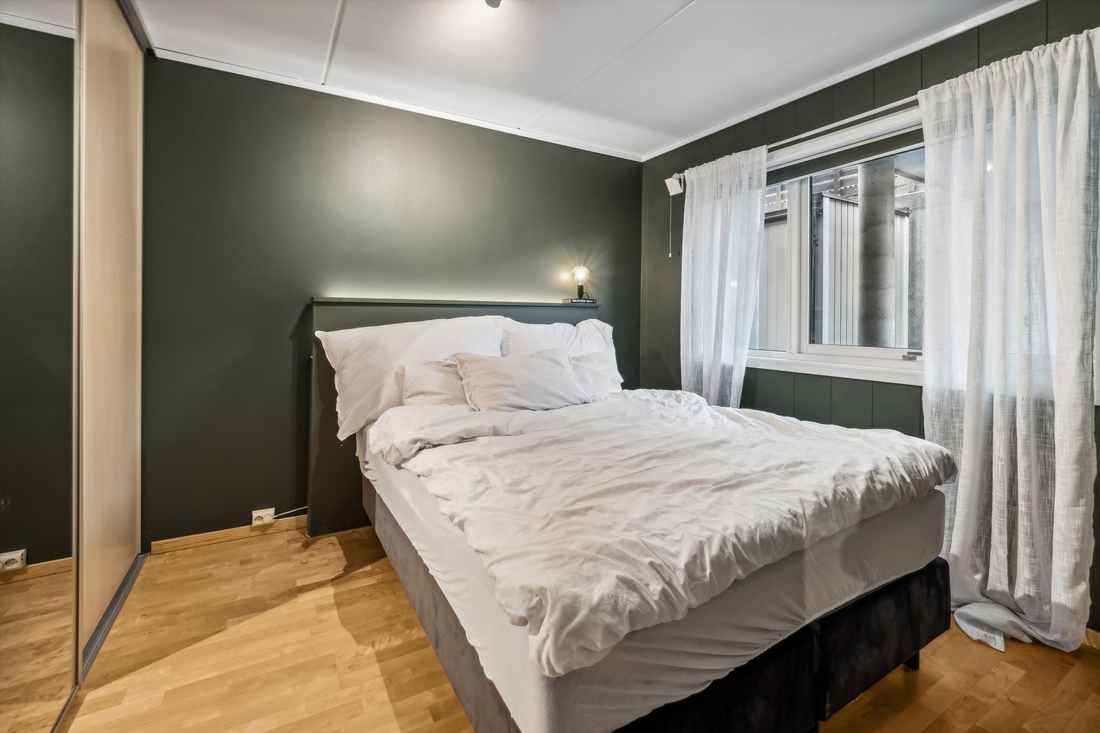 Leiligheten har et romslig soverom, med god plass til oppbevaring i skyvedørsgarderoben. Galleribilde